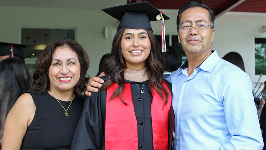 Bajío 2025 graduate with family