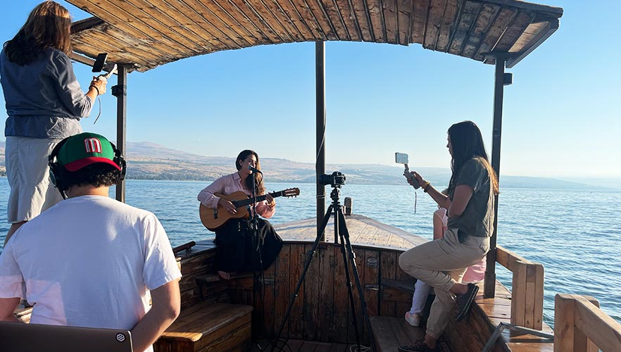 Mariana Be singing on boat