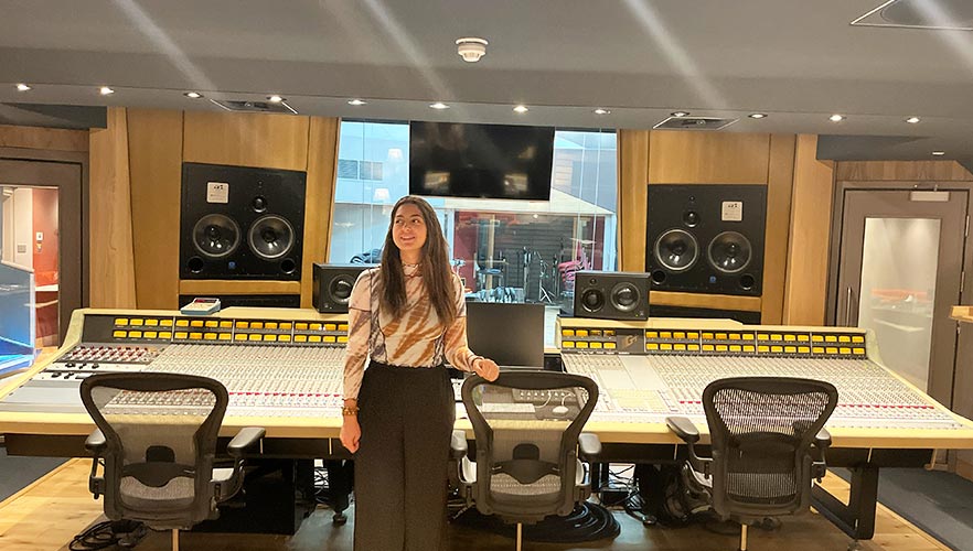 Mariana Be in studio