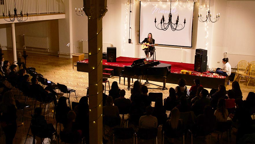 Mariana Be singing in concert hall