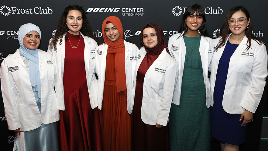 Students at SOM White Coat Ceremony