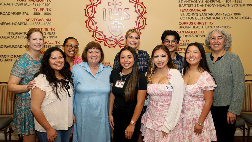 UIW-CHRISTUS inaugural cohort with Dean Danuta M. Wojnar and Dr. Eva Fernández